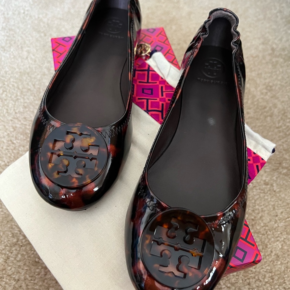 Like New - Tory Burch Minnie Travel Ballet with Logo, Printed Patent. Size 8.